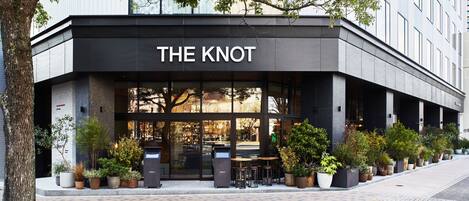 Un bâtiment moderne sur lequel on peut lire l’inscription « THE KNOT ».