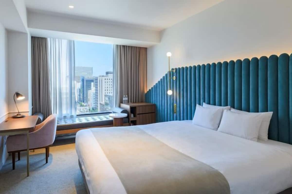 Edredones de plumas, cortinas opacas, wifi gratis y ropa de cama