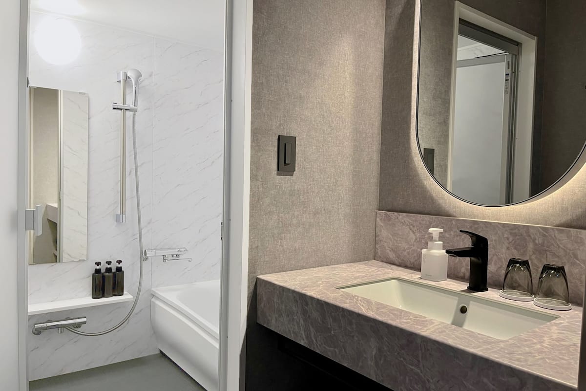 deluxe room, 2 beds, panoramic city view, non smoking | bathroom | free toiletries, hair dryer, slippers, bidet