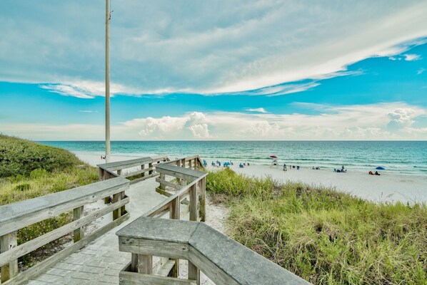 Vlak bij het strand, ligstoelen aan het strand