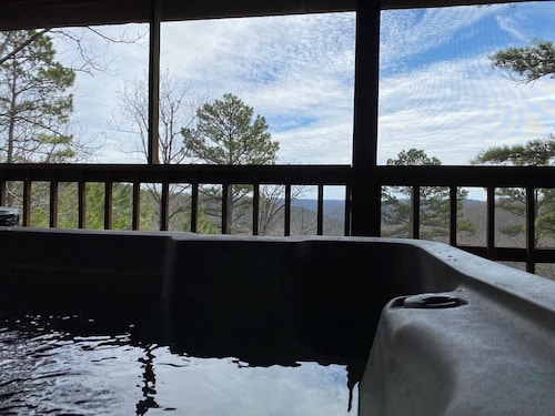 Chalet with a view at Bear Mountain - Hottub