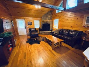 TV, fireplace - Chalet with a view at Bear Mountain - Hottub (Eureka Springs)