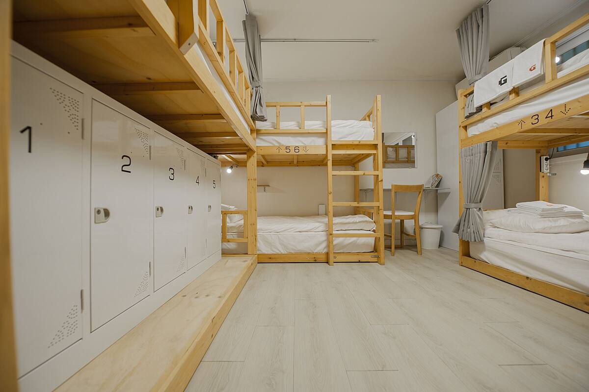 7-Bed Mixed Room Dormitory | Skrivebord, strykejern/-brett, wi-fi (inkludert) og sengetøy