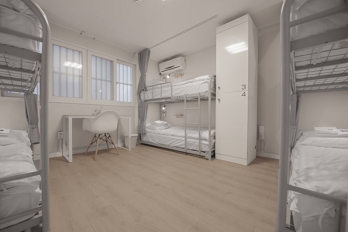 6-Bed Female Room Dormitory | Skrivebord, strykejern/-brett, wi-fi (inkludert) og sengetøy