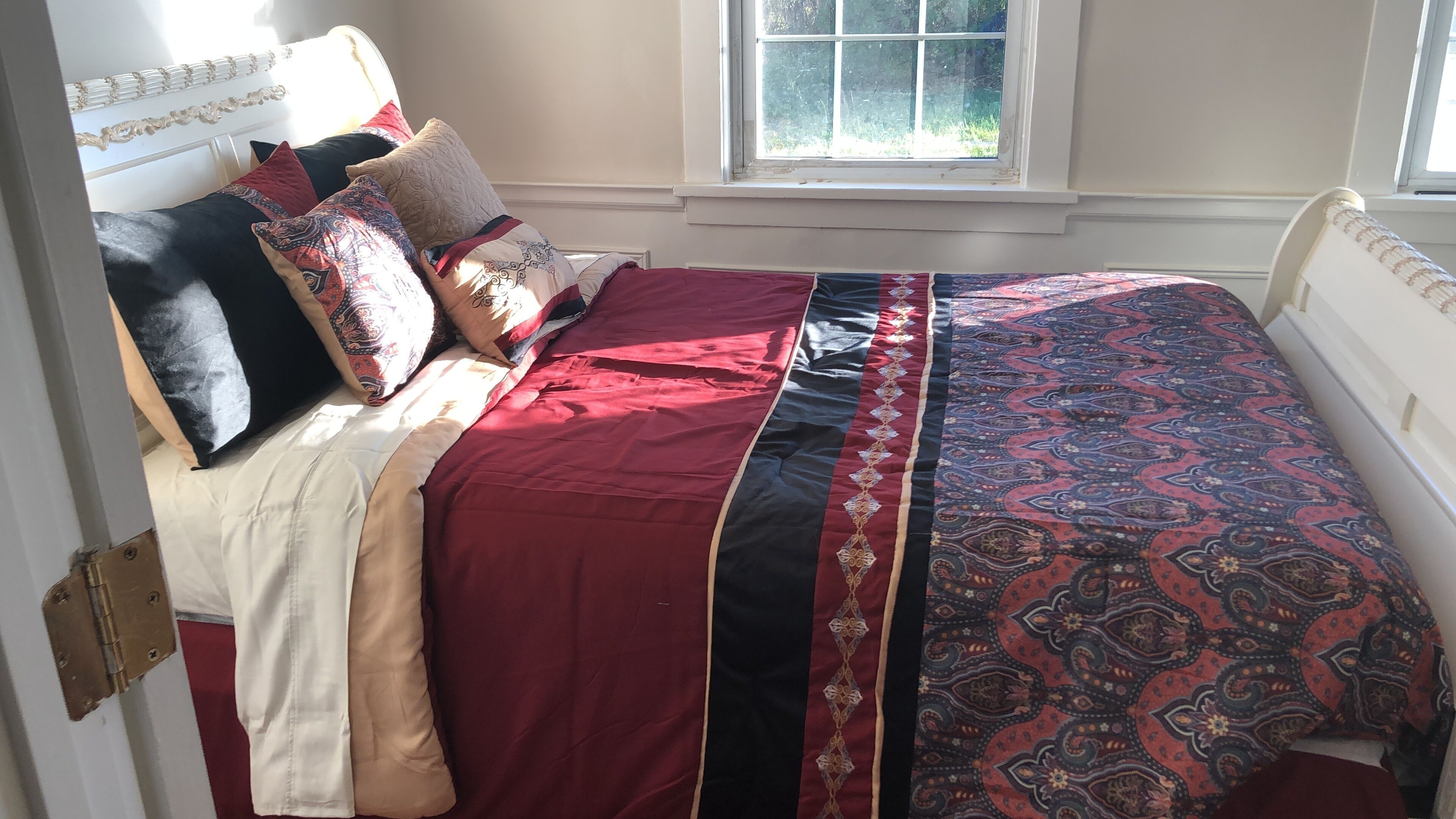 Etinde House is located ten minutes from Umass, Amherst College, Hampshire mall, Mount Holyoke College and a minute from Hampshire College