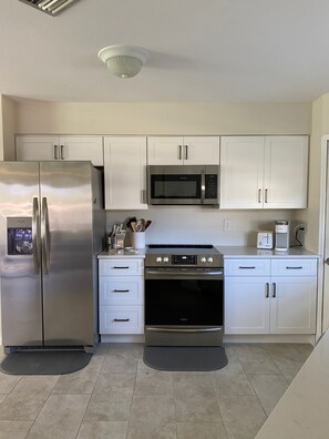 Frigorífico, microondas, horno y placa de cocina