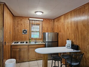 Täysikokoinen jääkaappi, liesi, kahvin-/teenkeitin, leivänpaahdin