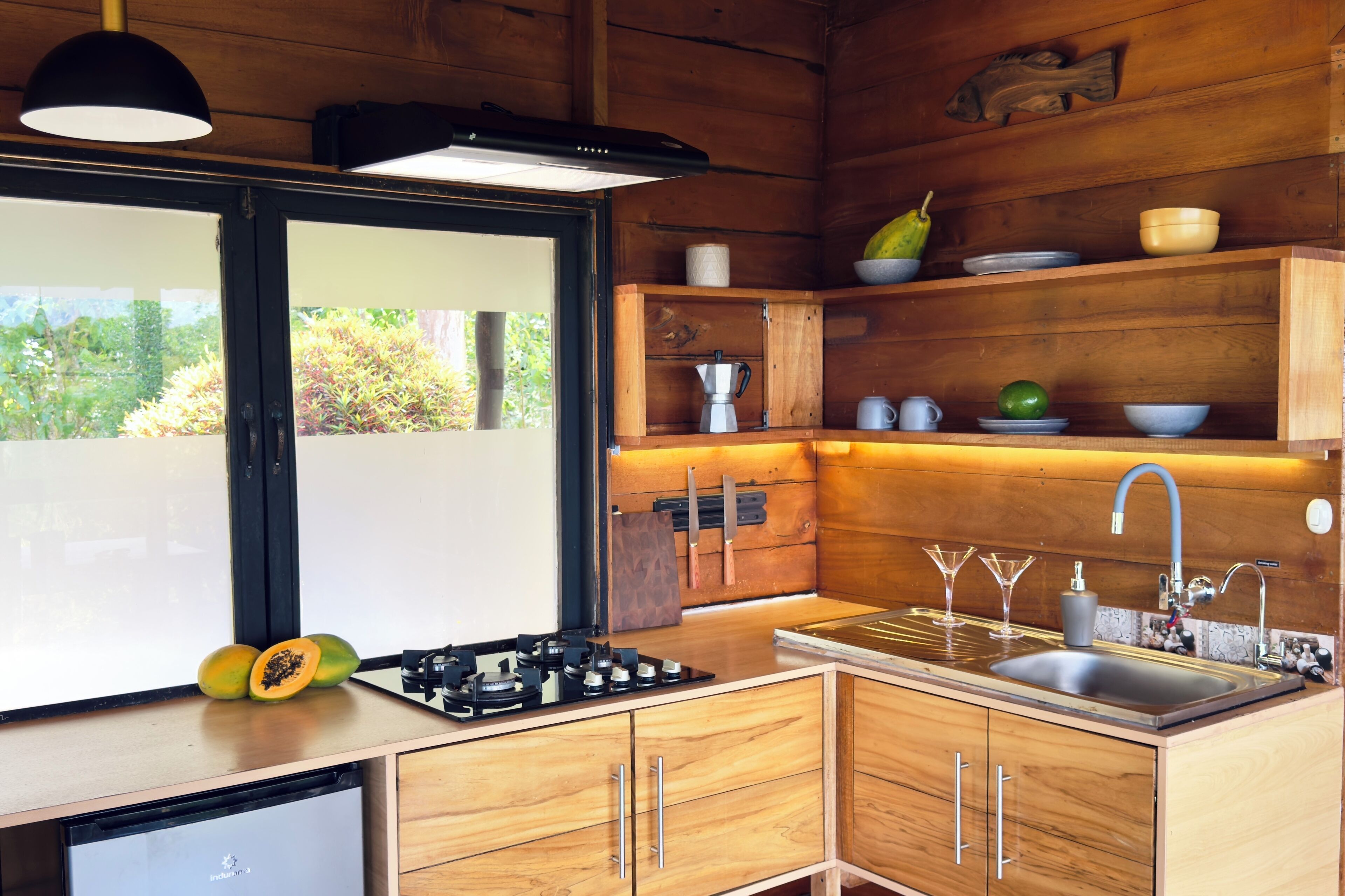 Refrigerador, parrilla de estufa, cafetera y tetera y tetera eléctrica 