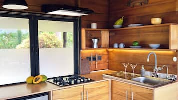 Refrigerador, parrilla de estufa, cafetera y tetera y tetera eléctrica