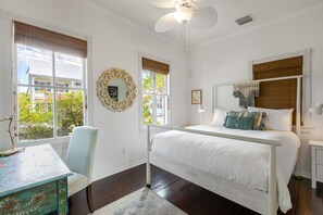 3 bedrooms, desk, iron/ironing board, travel cot - "Blu" a Grand, three-bedroom, two-bath, home with a heated pool in old-town KW (Key West)