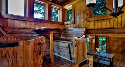 Stunning 1927 Historic RR Caboose X61 Train car with Master Suite Sleeps 4