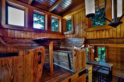 Stunning 1927 Historic RR Caboose X61 Train car with Master Suite Sleeps 4