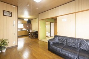 Family Room (201) | Living area | Flat-screen TV - Guest House Shine Bright (Fukuoka)