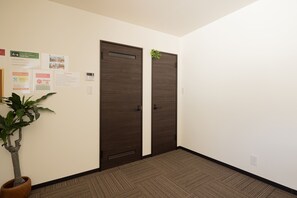 In-room safe, desk, blackout curtains, free WiFi - Guest House Shine Bright (Fukuoka)