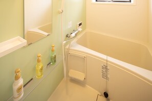 Familiekamer (101) | Badkamer | Een bad/douchecombinatie, gratis toiletartikelen, een haardroger