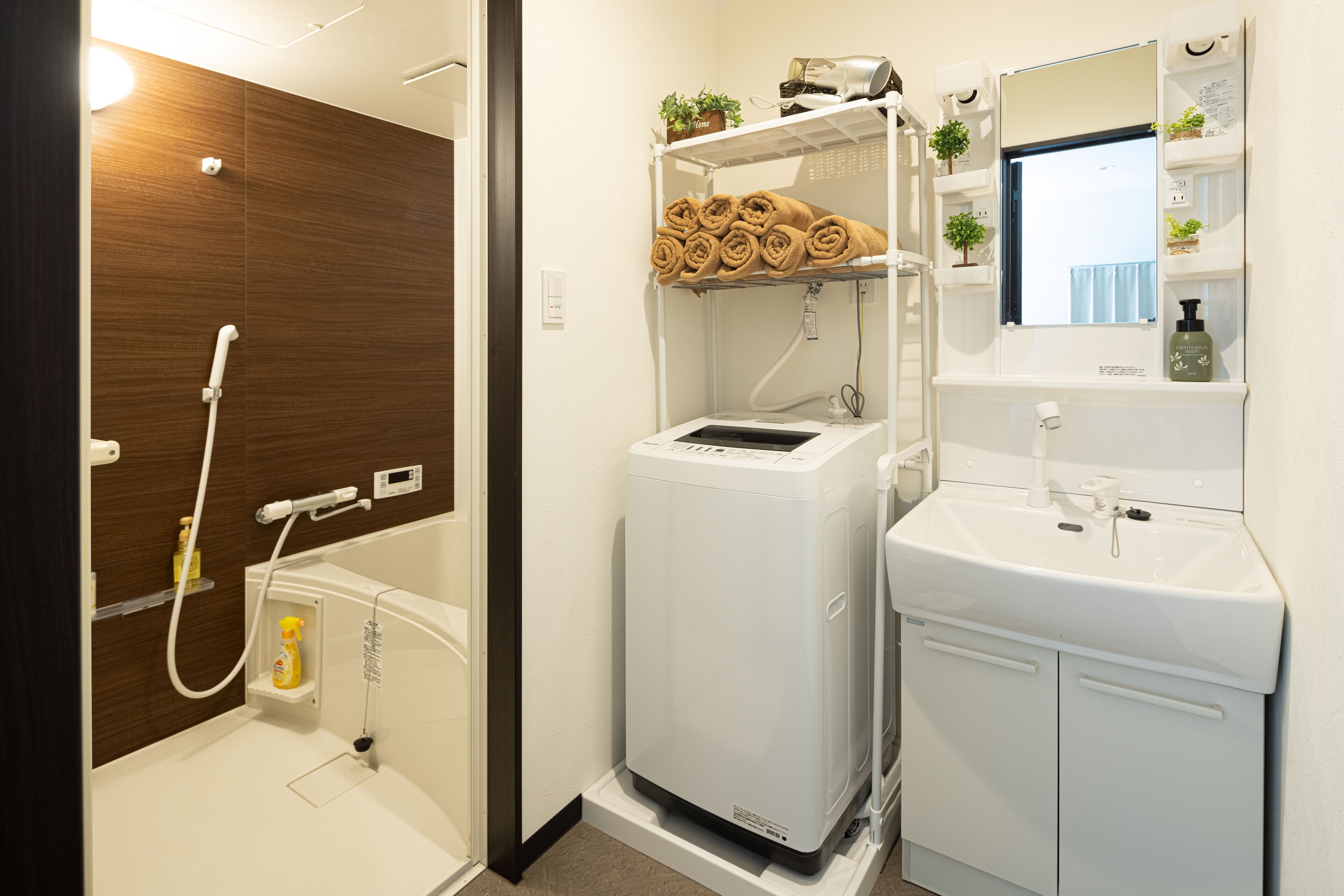 Chambre Familiale (102) | Salle de bain | Ensemble douche/baignoire, articles de toilette gratuits, sèche-cheveux