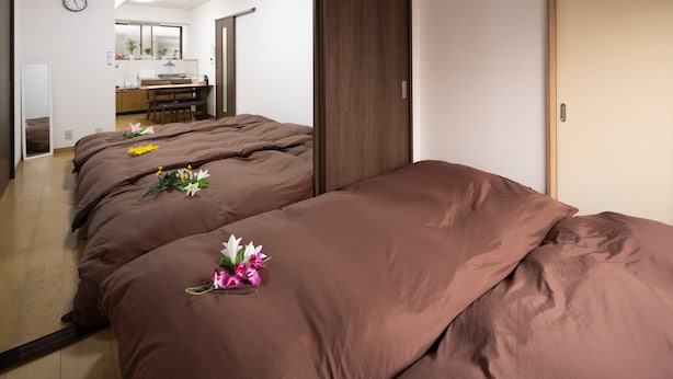 Una habitación de hotel con una cama grande, un escritorio y un espejo.