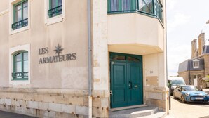 A building with a sign reading 'LES ARMATEURS' and a green door. - Les Armateurs by Interhome (Saint Malo)