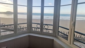 A corner room with large bay windows overlooking a beach. - Les Armateurs by Interhome (Saint Malo)