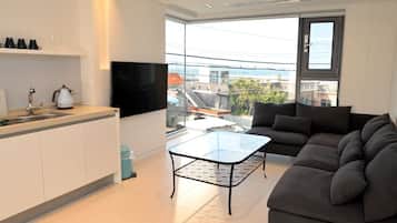 Condo, 2 phòng ngủ (A-101) | Khu phòng khách | TV màn hình phẳng