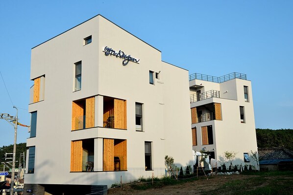 المنشأة من الخارج