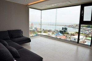 Condo, 2 habitaciones (C-401) | Sala de estar | Televisión de pantalla plana