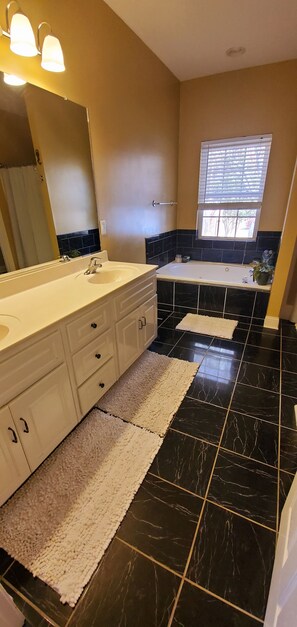 Combined shower/tub, jetted tub, hair dryer, towels