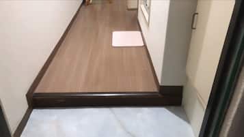 Phòng Economy (409) | 1 phòng ngủ, bàn, màn/rèm cản sáng, bàn ủi/dụng cụ ủi quần áo