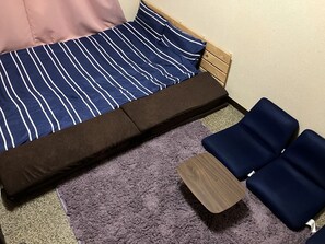 Kamar Ekonomi (305) | Meja kerja, tirai kedap cahaya, setrika/meja setrika, dan Wi-Fi gratis
