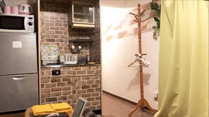 Fridge, microwave, stovetop, coffee/tea maker - Guest House Zen Hakata (Fukuoka)