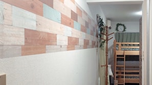 Economy kamer (409) | Een bureau, verduisterende gordijnen, een strijkplank/strijkijzer