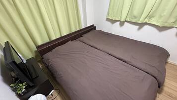 Camera Standard (201) | 1 camera, una scrivania, postazione laptop, tende oscuranti