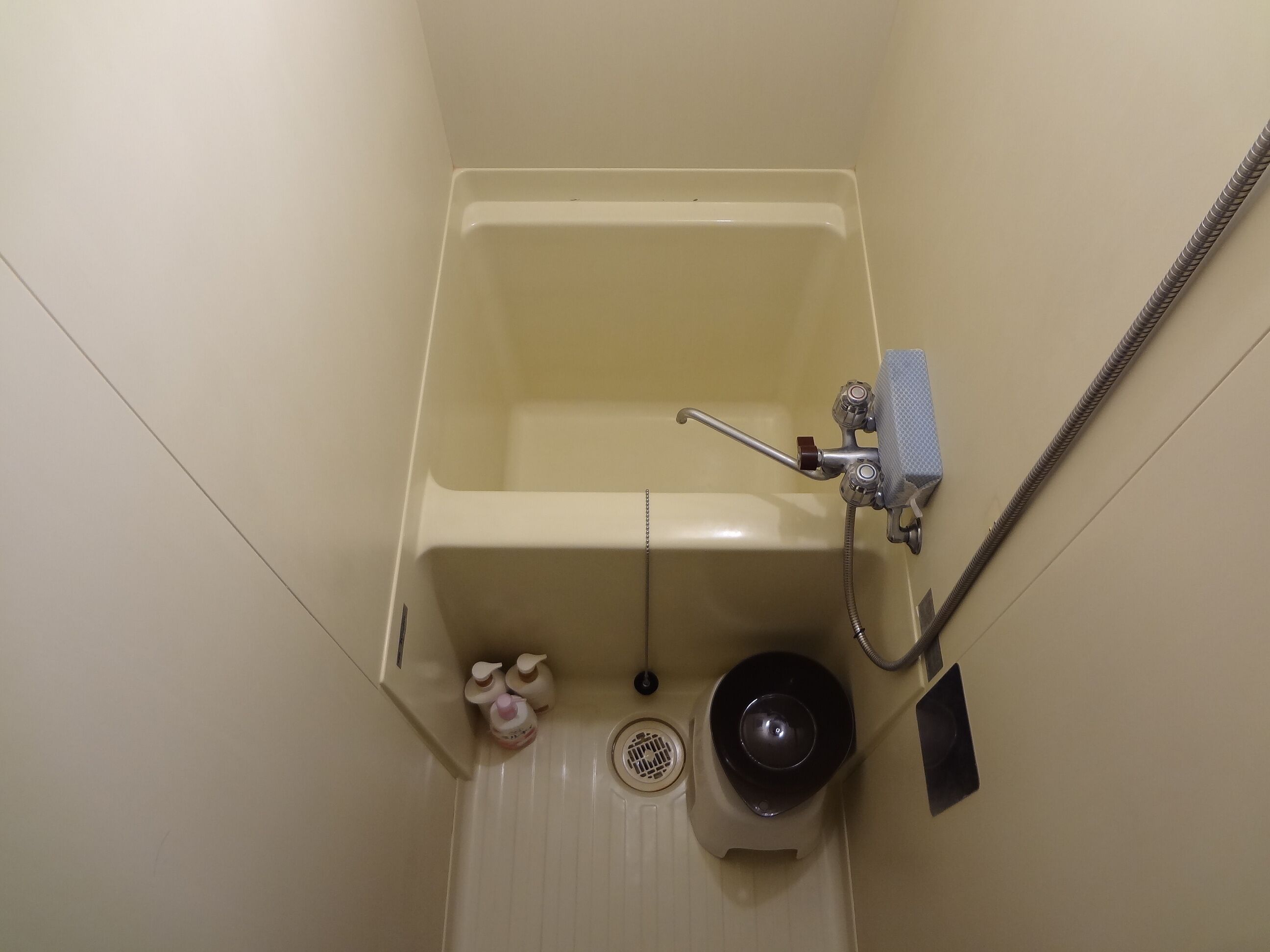 Standaard kamer (402) | Badkamer | Een bad/douchecombinatie, gratis toiletartikelen, een haardroger