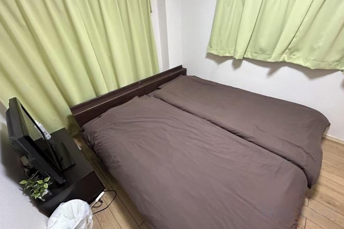 Escritorio, espacio para trabajar con un portátil, cortinas opacas