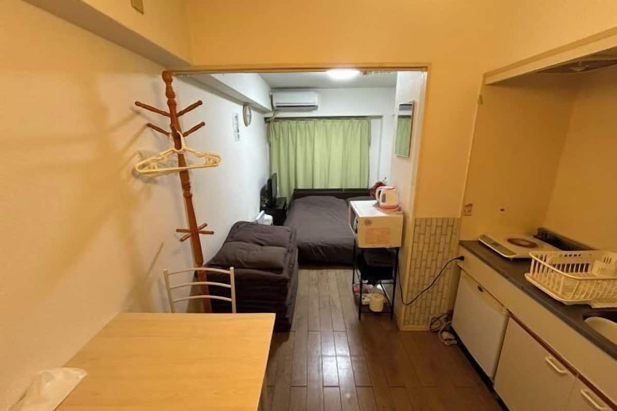Escritorio, espacio para trabajar con un portátil, cortinas opacas