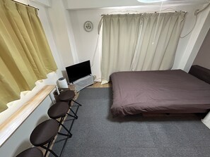 Habitación estándar (203) | Escritorio, espacio para trabajar con laptop y cortinas blackout