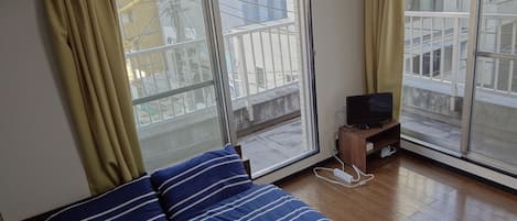 Standard Room (402) | 1 bilik tidur, meja, ruang kerja komputer riba
