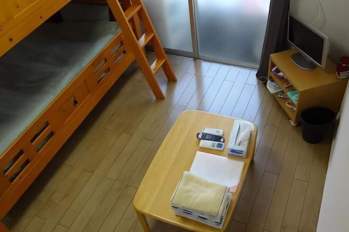 Escritorio, espacio para trabajar con un portátil, cortinas opacas