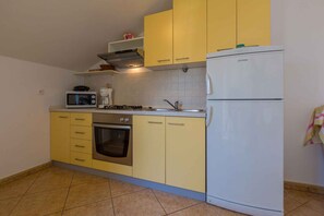 Fridge, microwave, oven, stovetop - Holiday apartment mit Klimaanlage und Meerblick (Dramalj)