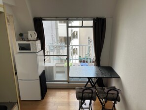 Rom – standard, ikke-røyk (202) | Oppholdsområde | En 20-tommers Flatskjerm-TV med digitale kanaler samt TV