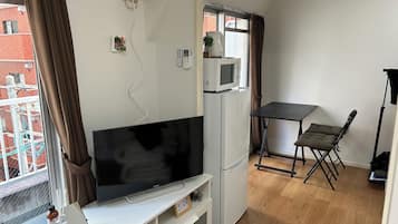 Standard Room, Non Smoking (202) | Desk, blackout drapes, iron/ironing board, free WiFi