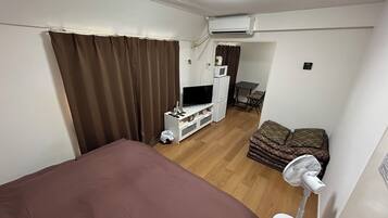 Standard Room, Non Smoking (202) | Desk, blackout drapes, iron/ironing board, free WiFi