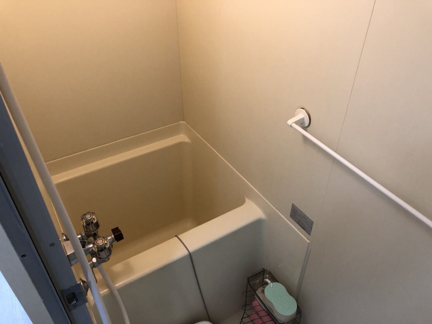 Standard Room (102) | Bathroom | Combined shower/tub, free toiletries, hair dryer, towels