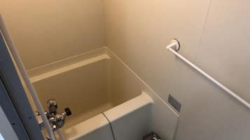 Standard Room (102) | Bathroom | Combined shower/tub, free toiletries, hair dryer, towels