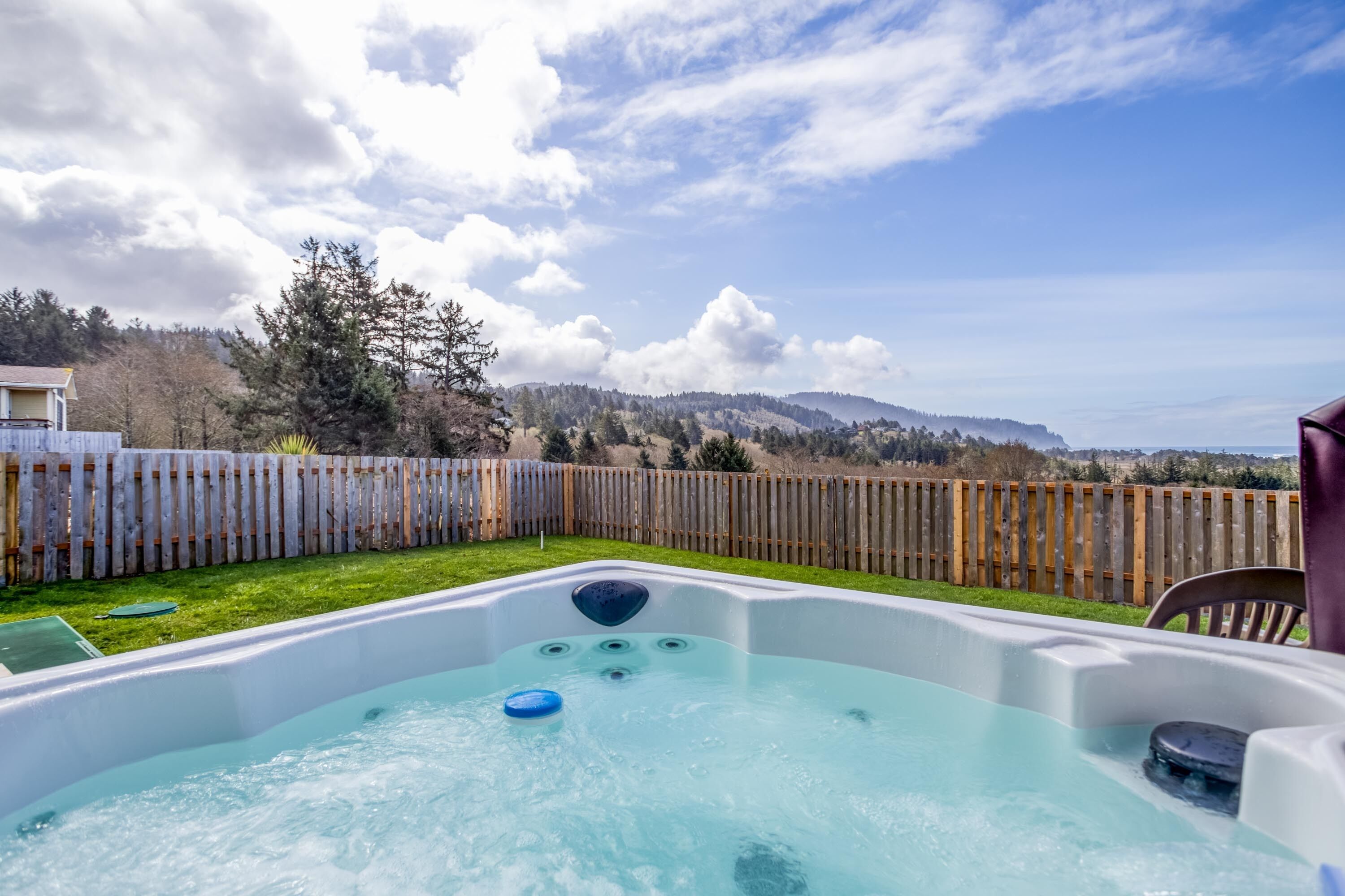 Modern 3 Bedroom Home in Neskowin with Fully Fenced Yard, Dog Friendly