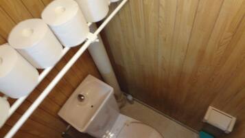 Standard Room with Loft (303) | Bathroom | Combined shower/bathtub, free toiletries, hair dryer, towels