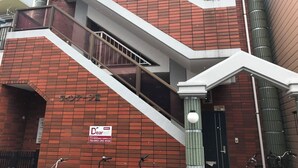 Een gebouw van rode bakstenen met een trap naar een hoger gelegen verdieping.