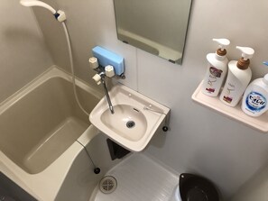 Kombination af bruser/badekar, gratis toiletartikler, hårtørrer