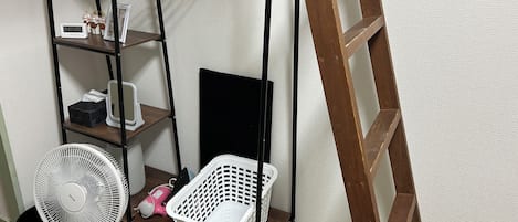 1 habitación, escritorio y espacio para trabajar con laptop