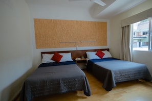 Down duvets, desk, laptop workspace, blackout curtains - Hotel Zacatecas Courts (Zacatecas)
